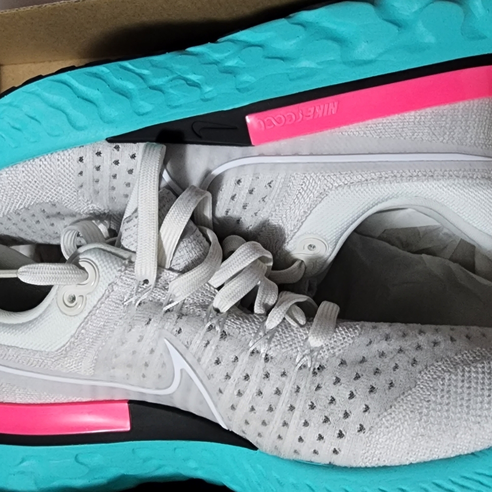 nike flyknit 2 like a new unused check the pics have small  yellowish stain..
